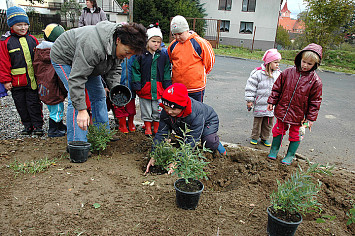 Slavnostní osázení svahu u nového hřiště 2007