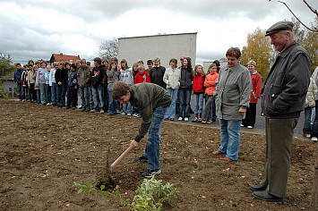 Slavnostní osázení svahu u nového hřiště 2007