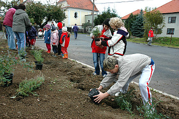 Slavnostní osázení svahu u nového hřiště 2007