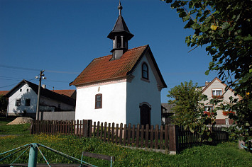 Kaple sv.Matouše na návsi v Polánce. 