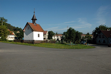 Kaple sv.Matouše na návsi v Polánce. 