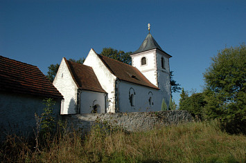 Raně gotický kostel s románskými prvky z r.1240-1250, původně hrazený se související tvrzí, se zachovalým vstupním portálem.