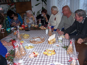 Ženy z Červeného kříže u seniorů v Kasejovicích