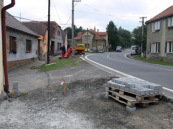 Začátek výstavby chodníků v Kasejovicích