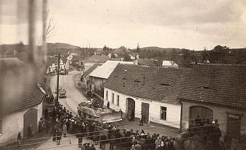 Dům čp. 144 s koloniálem Josefa Kučery při příjezdu amerických osvoboditelů do Kasejovic v květnu 1945 (fotoarchiv města Kasejovice)