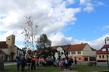 Kasejovice mají velikonoční strom