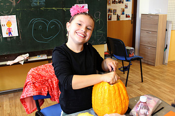 Halloweenského dýňování